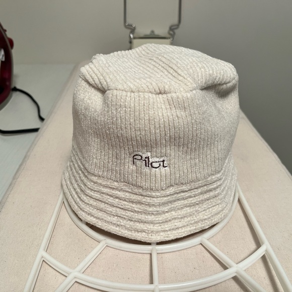 3/$30 pilot winter bucket hat cream fleece - Picture 6 of 7